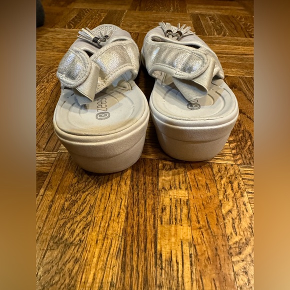 Cute silver/gray slip-on sandals from Bzees, size 9.5 - Picture 4 of 8